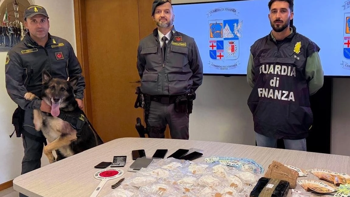 La droga e il denaro sequestrati dalla guardia di finanza di Rimini