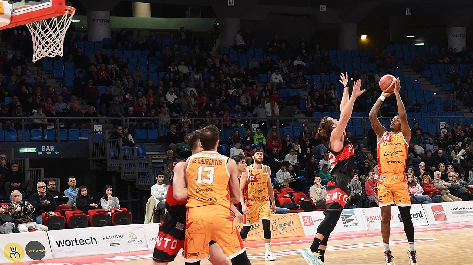 Con il 78-60 arrivano due punti che fanno morale e calmano un po’ i tifosi. Un problema non è passato inosservato: il play Ahmad è stato in campo solamente 10 minuti nel primo tempo