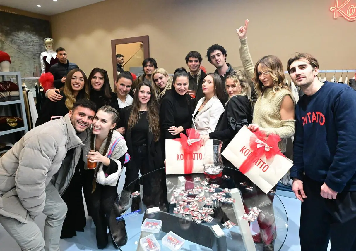 Open party nello store di Kontatto. Luci, brindisi e la lotteria di Natale