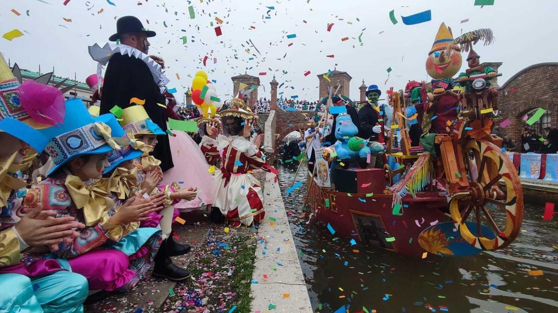 A Comacchio è festa sull’acqua. Barche e danze lungo i canali