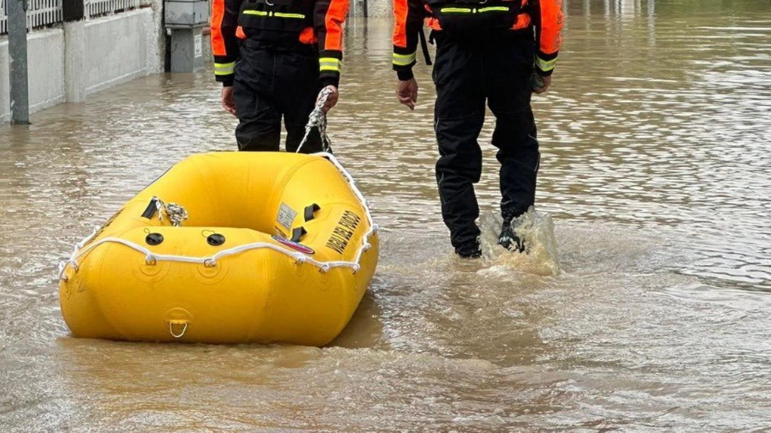 Valmusone e Riviera. Intrappolati in auto, salvi sui gommoni