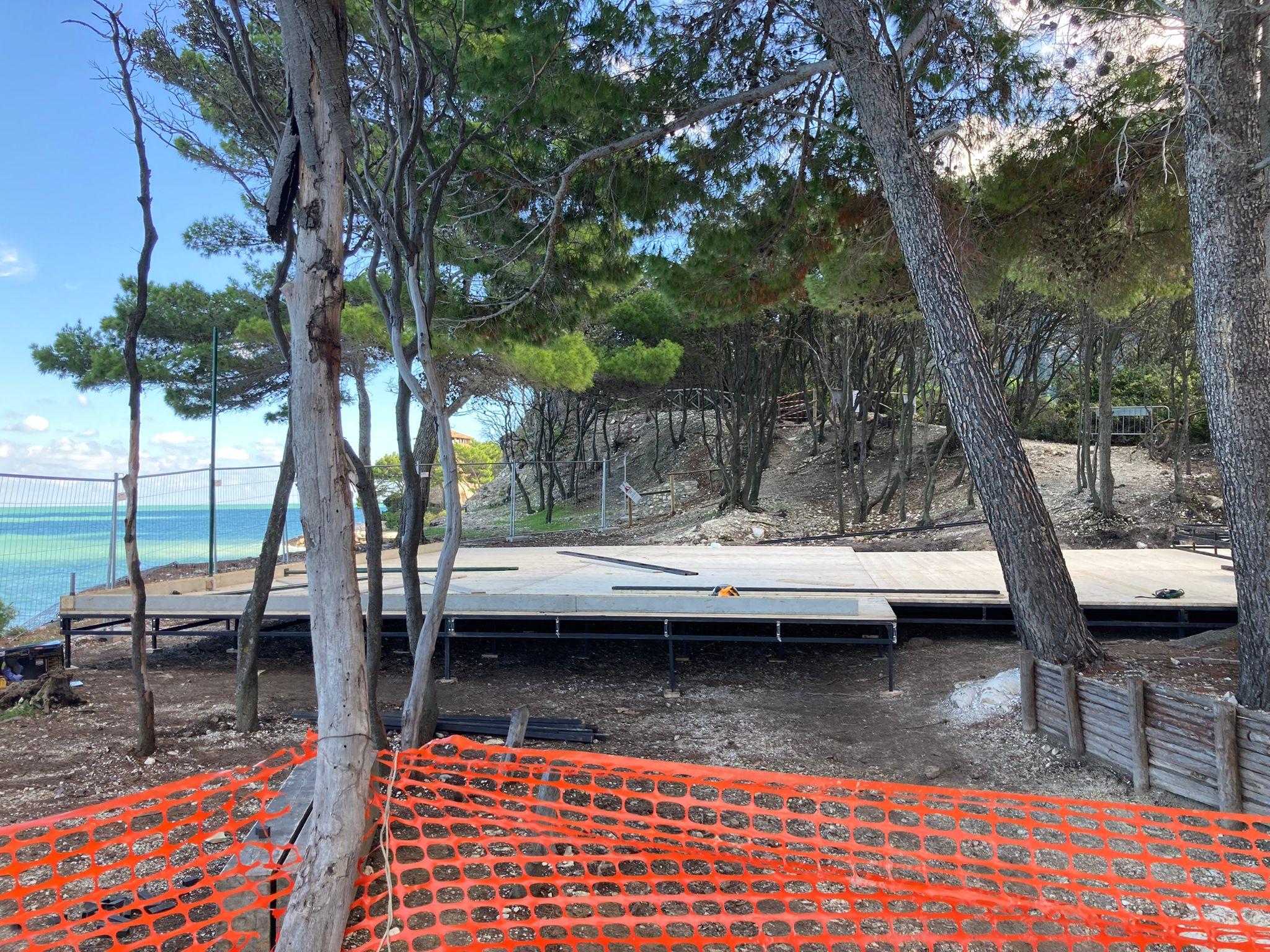 Terrazze ‘trasformate’ a Portonovo: piattaforma di legno per il tennis vista mare