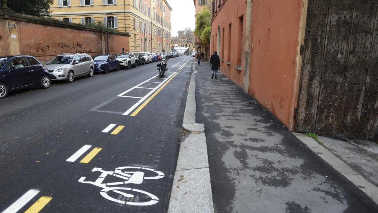 La nuova ciclabile tra Porta Saragozza e via Frassinago divide la politica: raccolta firme e proposte alternative.