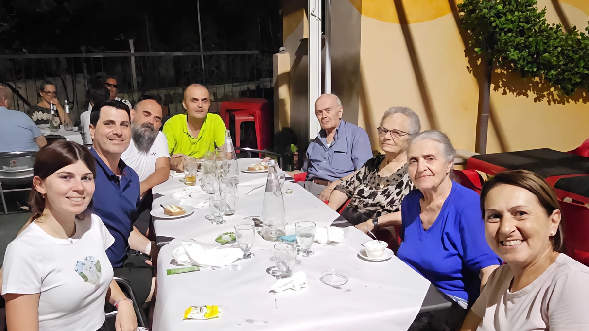 Dopo 115 anni, i rami della famiglia Ferri da Folignano e dal New Jersey si riuniscono grazie alle ricerche di Aureliano Ferri, permettendo un emozionante incontro tra parenti lontani in Florida.