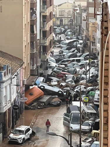 Cumuli di auto bloccano la via, la foto simbolo dell’alluvione in Spagna