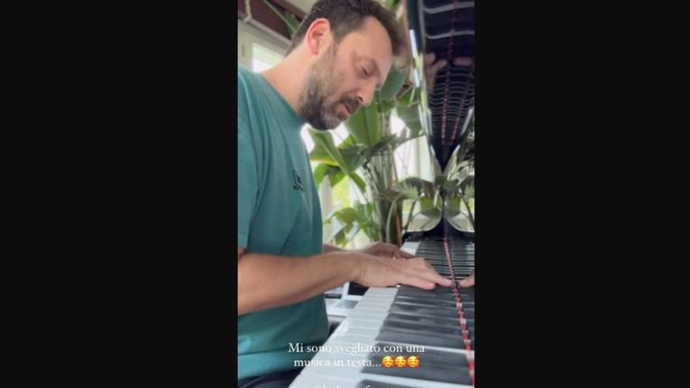 Cesare Cremonini suona al piano l'inno della Champions League (foto da Instagram)