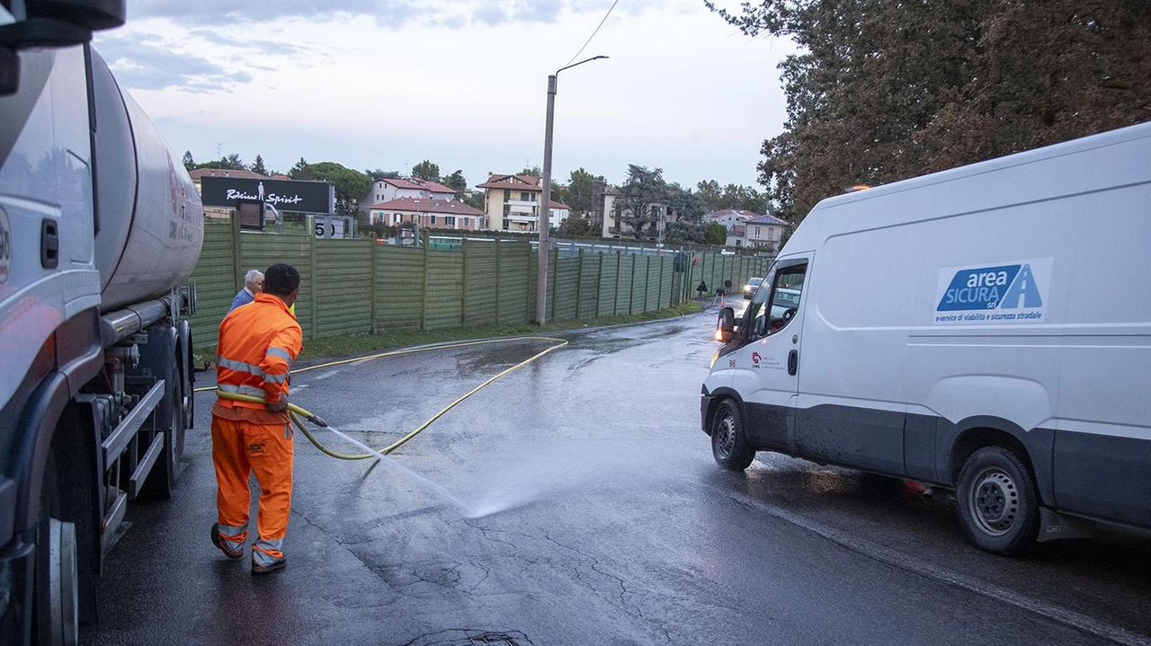 Le lunghe operazioni di pulizia dell’asfalto