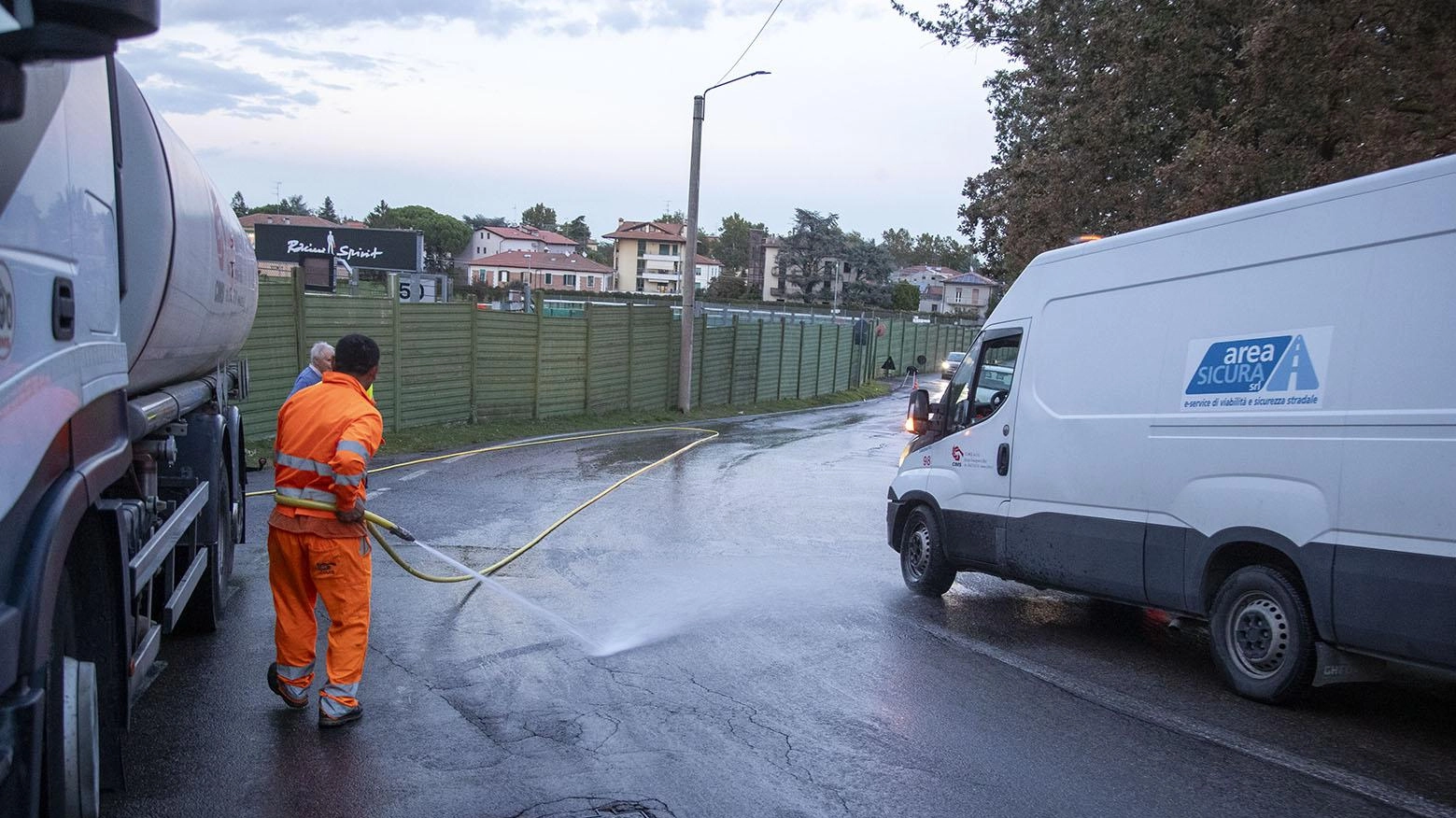 Maxi perdita d’olio in strada. Via dei Colli e via Ascari chiuse