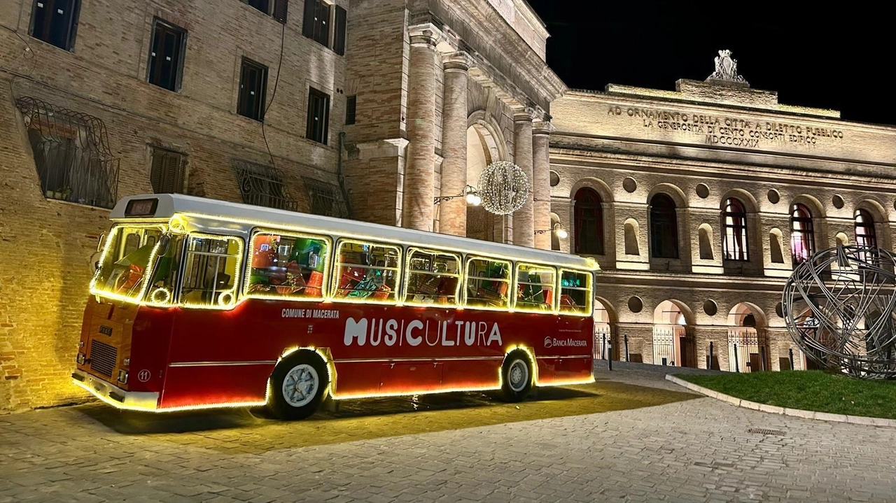 Il Jingle Bus di Musicultura davanti allo Sferisterio