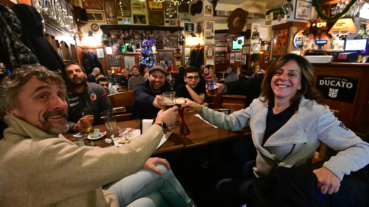 GENTE  CHE GUARDA  LA  PARTITA  DEL  BOLOGNA   CON IL BENFICA  AL  PUB  AMADEUS