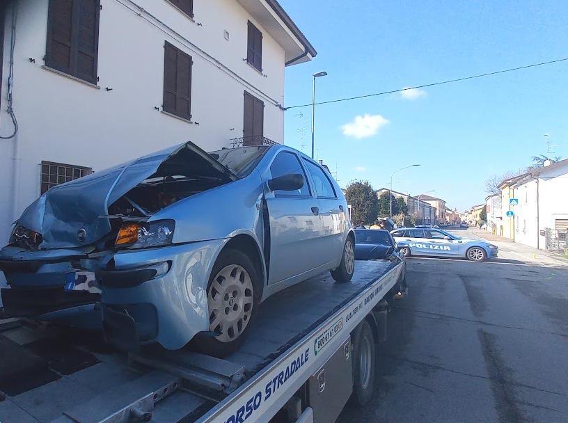 Schianto fra auto a Reggiolo, grave pensionata