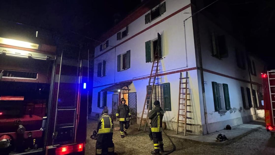 Drammatico incendio in casa, vie di fuga bloccate: salvato uomo aggrappato alla finestra