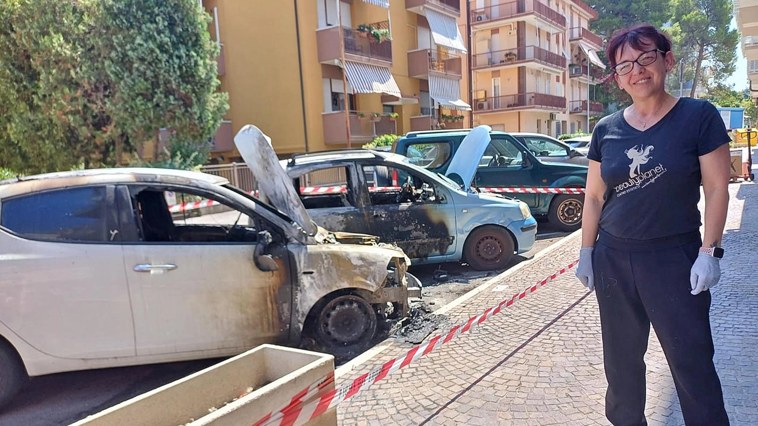 Incendio auto in Piazza Redi a Pesaro: una Ypsilon 10 e una Panda distrutte (Foto Toni)