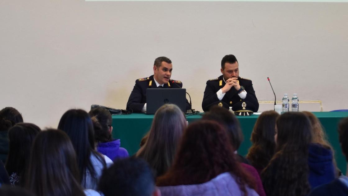 Poliziotti agli studenti:: "Utilizzate la rete in maniera consapevole"