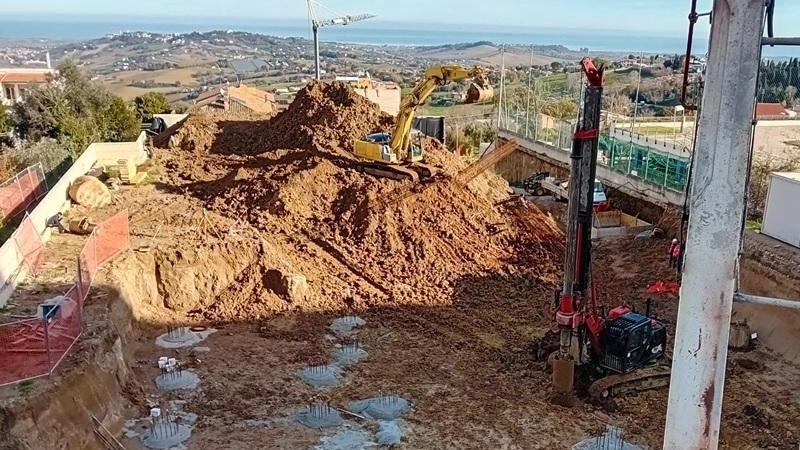 Ruspe al lavoro per collocare i nuovi pali delle fondamenta