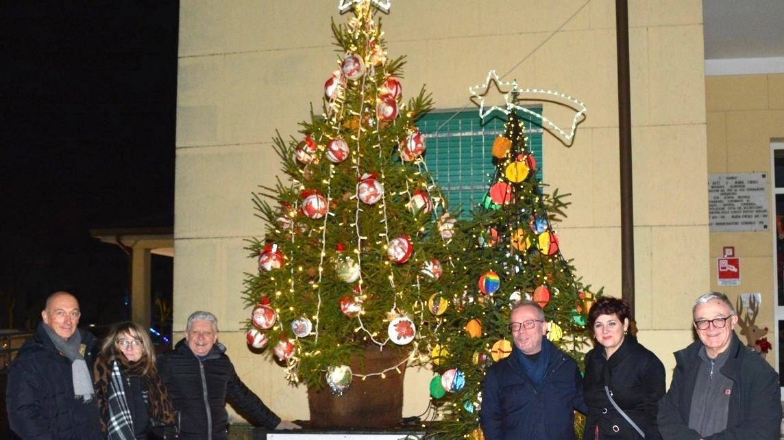 Le istituzioni, la Chiesa, la scuola, il comune e i volontari, uniscono le forze per avere un albero di Natale...