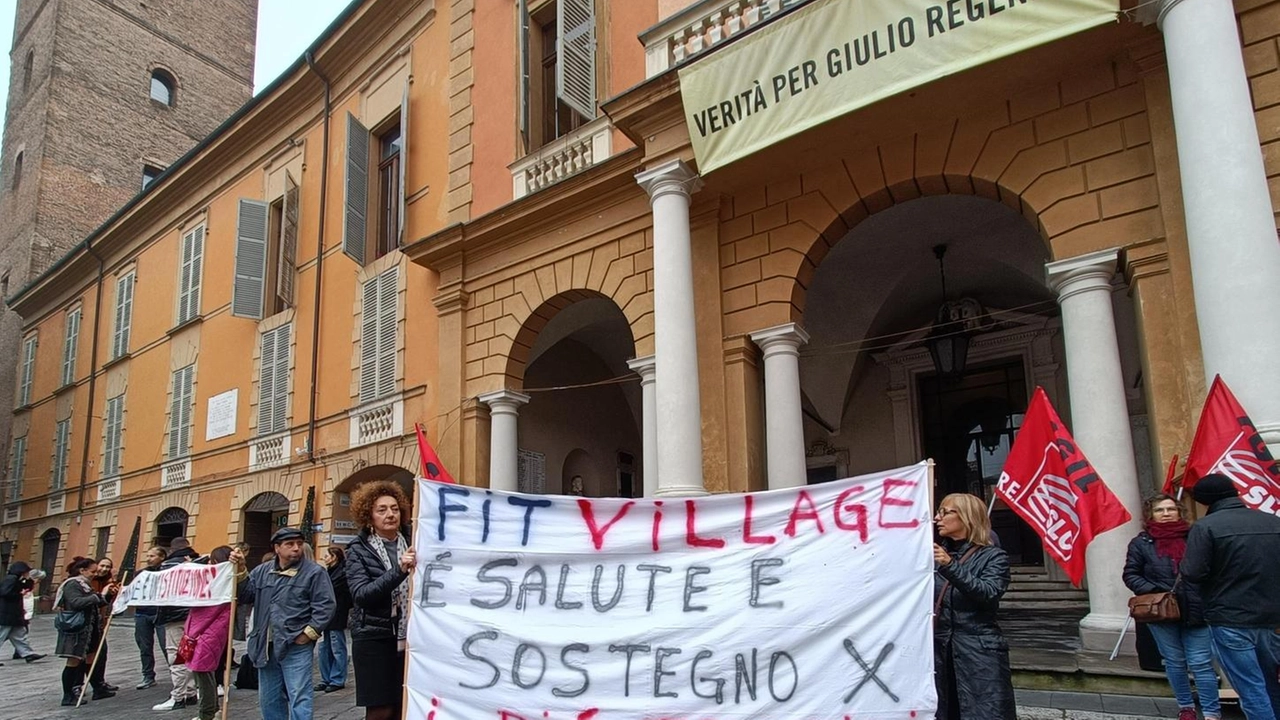 Martedì il sit-in di lavoratori e clienti del Fit Village davanti al Municipio