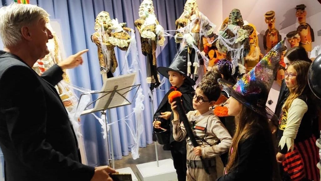 Successo per le celebrazioni di Halloween a Cavriago e Correggio, con eventi artistici e feste per bambini. Maschere, burattini e misteri hanno animato la notte più tenebrosa dell'anno.