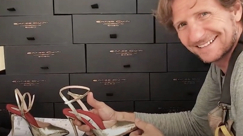 Enrico Cuini ha messo a punto la tecnologia Alia Tech per garantire la massima portabilità. “Esperti del settore dicono che il mio tacco 100 ha la stessa base di appoggio di una sneakers”