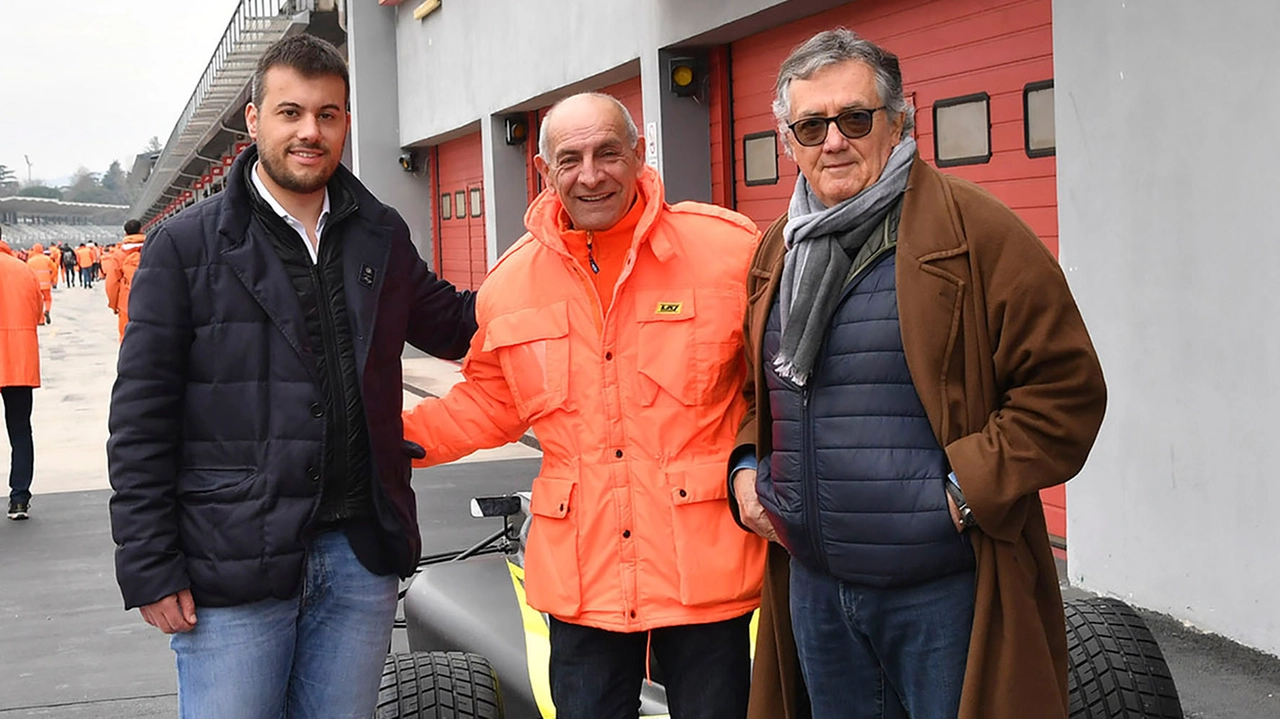 Marcello Contavalli (al centro) con il sindaco Panieri e Minardi