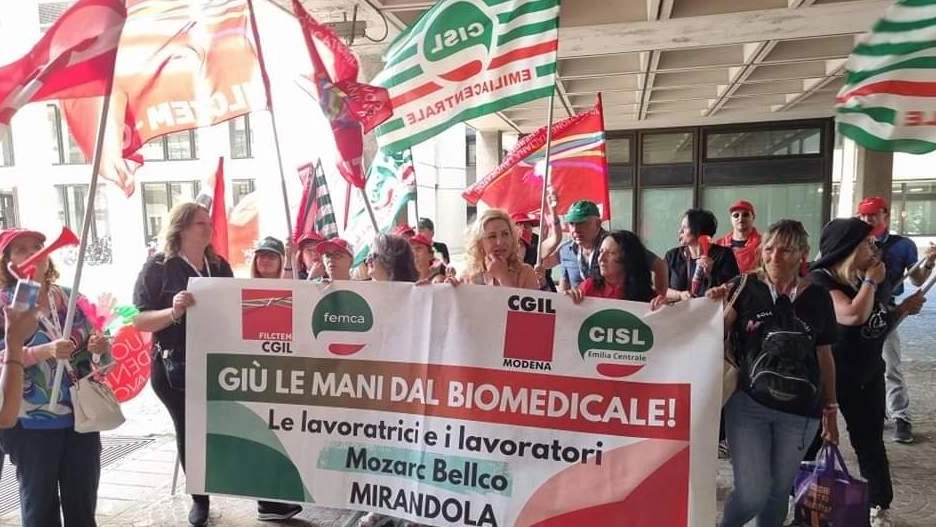 I lavoratori della Bellco sotto il palazzo della Regione a Bologna durante il tavolo di confronto