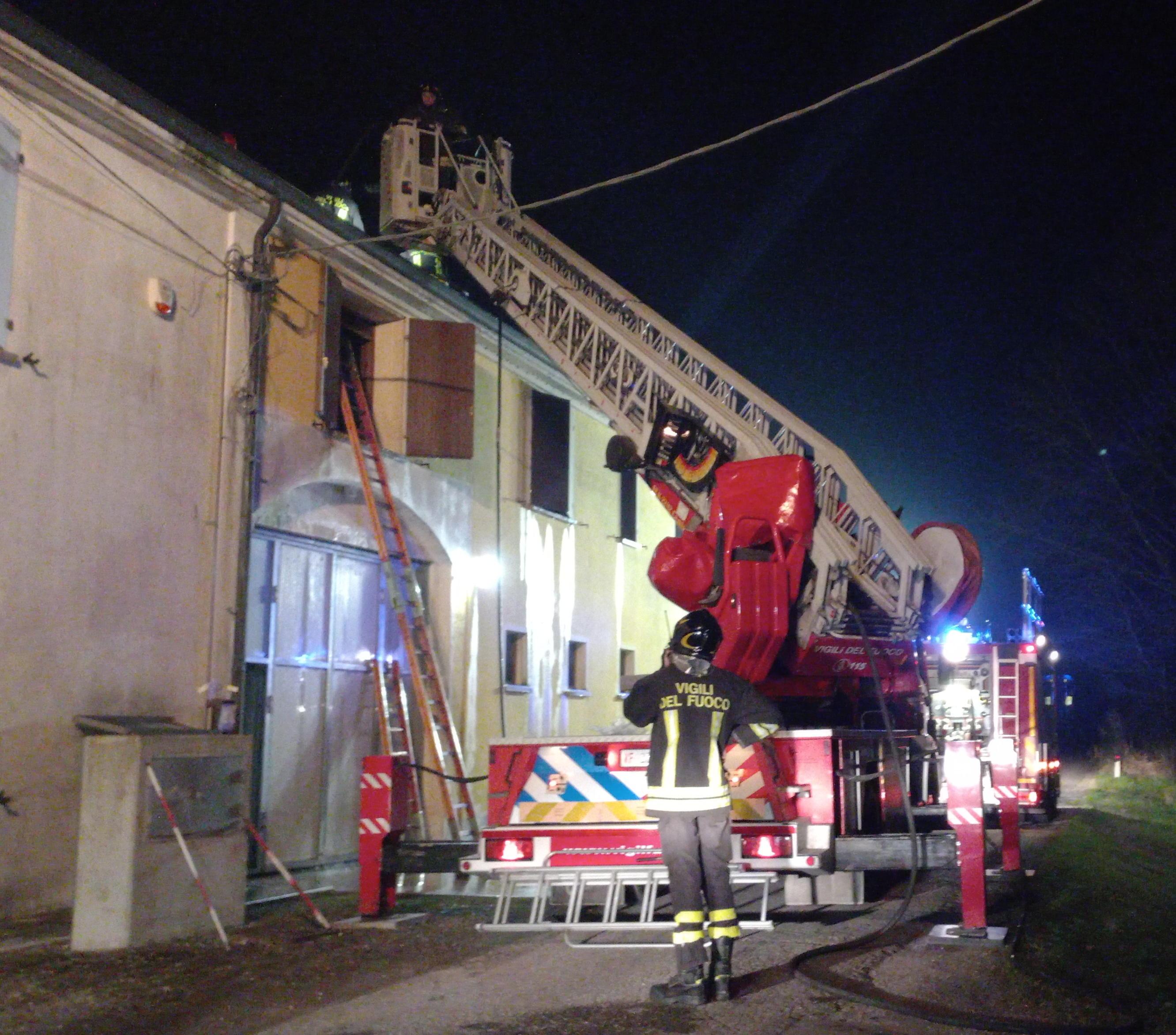 Guastalla, incendio distrugge tetto a San Rocco