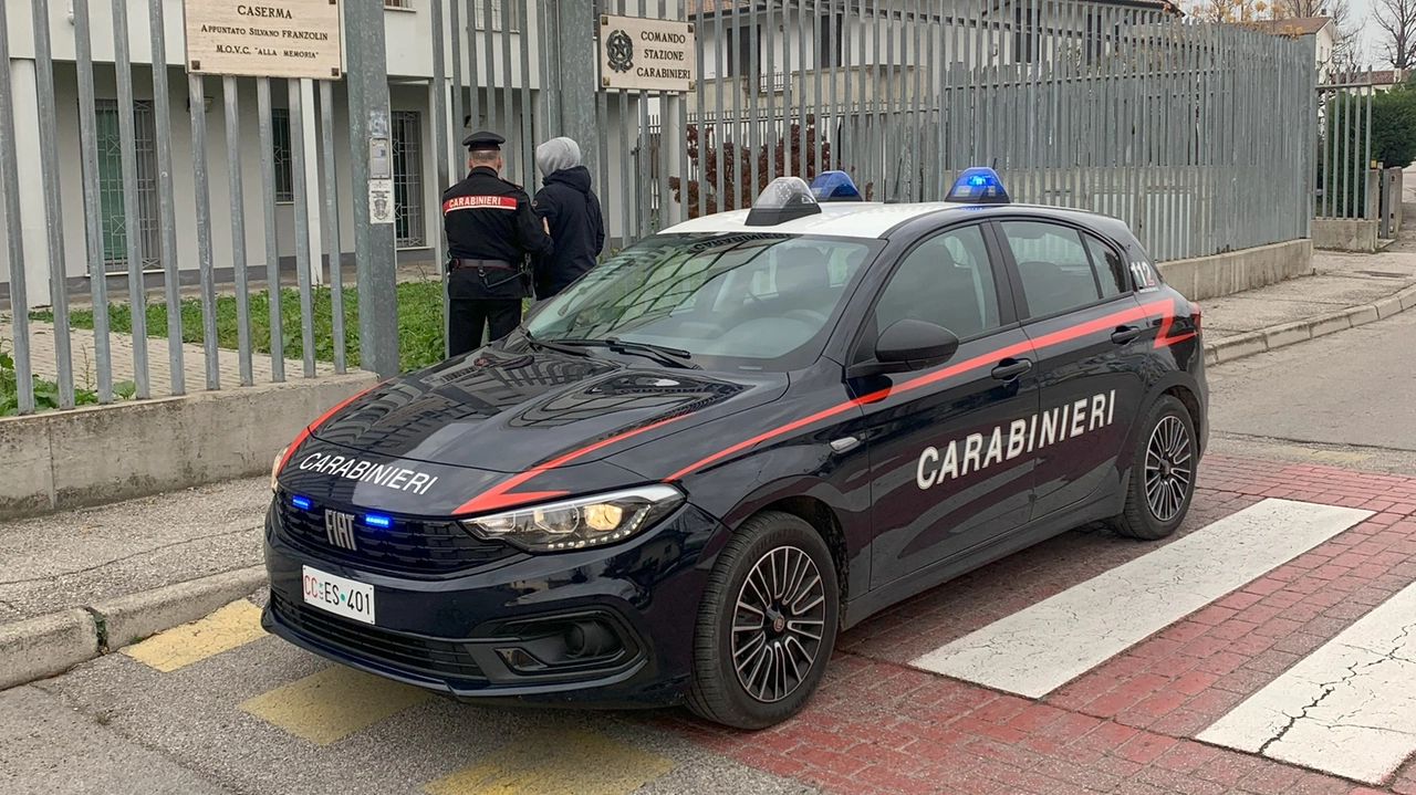 I carabinieri durante i controlli (foto d'archivio)