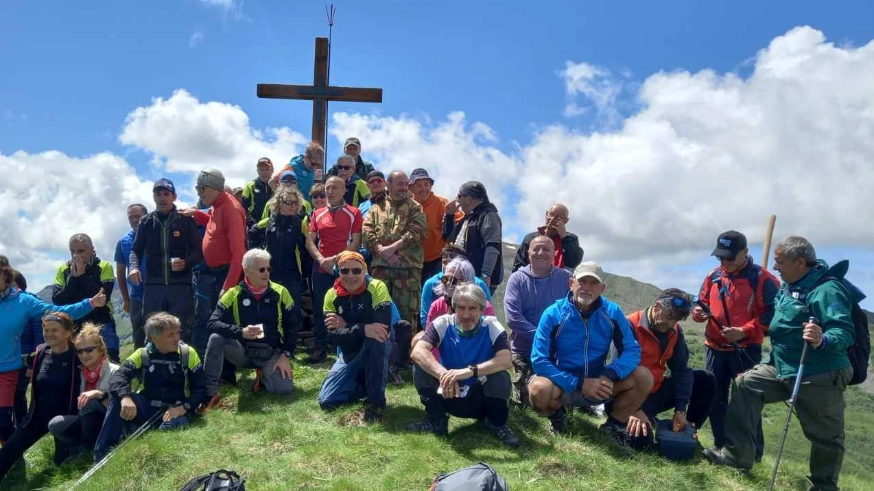 Una nuova croce svetta sul crinale del monte Nuda: "Manodopera e materiali forniti gratuitamente"