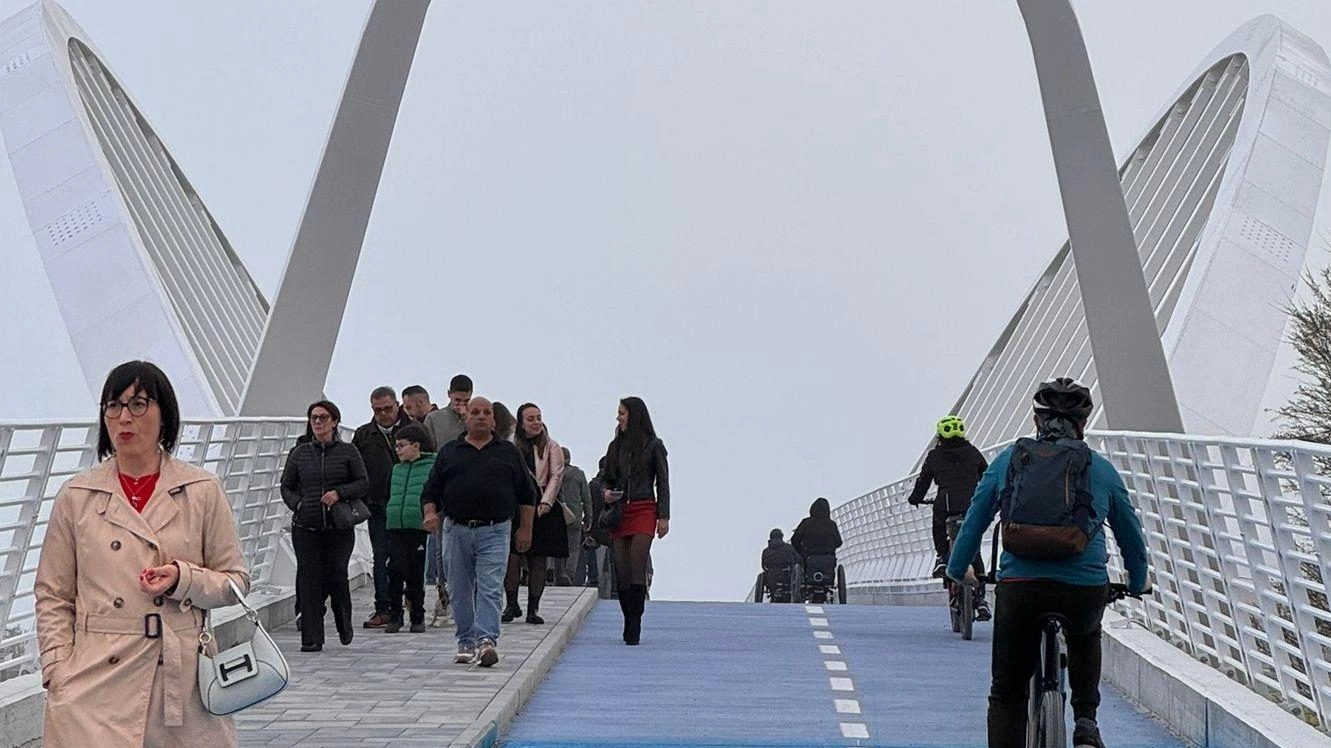 Il ponte senza nome fa il pieno di visitatori