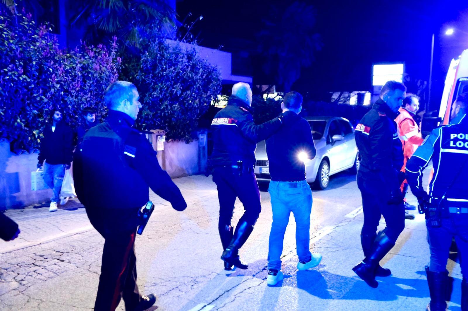 Far west a Ravenna: causa incidenti a raffica e aggredisce due persone, arrestato