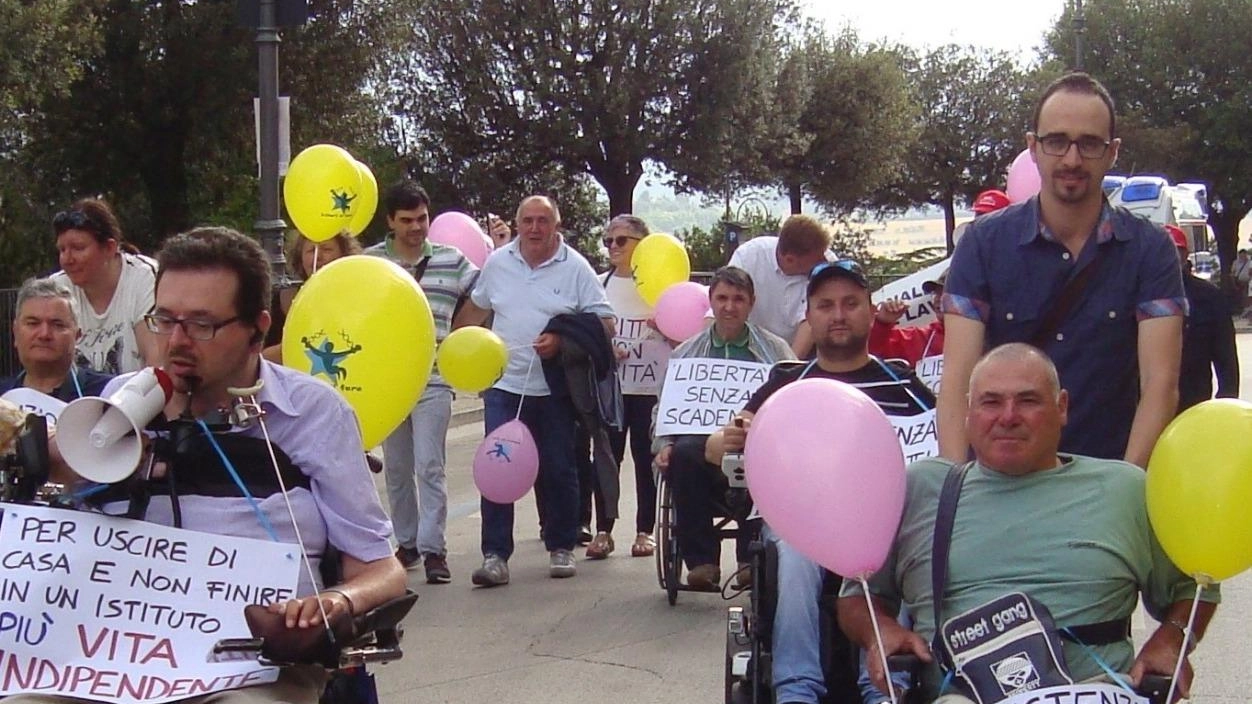 Associazioni marchigiane chiedono interventi per la vita indipendente delle persone con disabilità davanti a Palazzo Leopardi. La Regione è sollecitata a rispondere con azioni concrete.