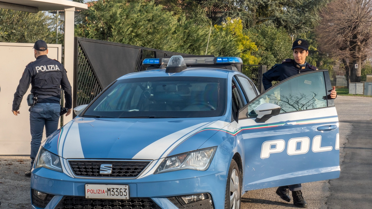 Il piccolo si è trovato senza il portafogli dopo aver incontrato quattro ragazzini. L’episodio, sul quale sono in corso le indagini da parte degli agenti del commissariato di polizia, è avvenuto l’altra mattina intorno alle 8