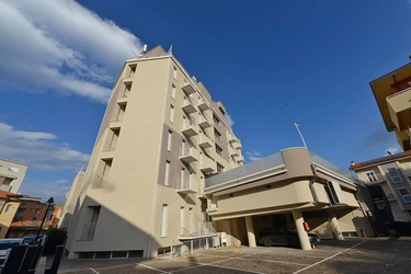 Architetto cade dal balcone dell’hotel e muore sul colpo, tragedia sul lavoro a Gabicce