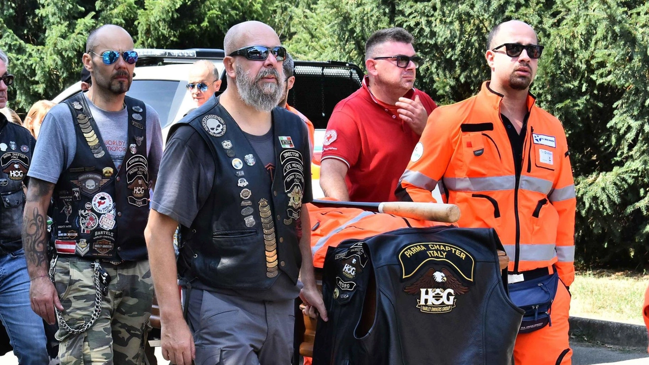 Commoventi funerali del trentatreenne stroncato da malore a Poviglio. Un concerto di rombi di motore e sirene della Croce Bianca.