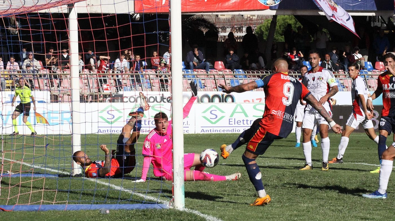 Eusepi realizza la doppietta personale. siglando il gol del 5 a 0 contro L’Aquila (foto Sgattoni)