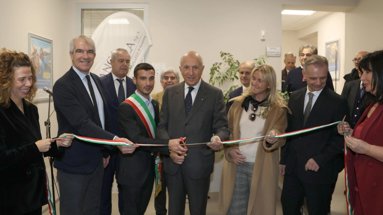 Un momento dell’inaugurazione, al centro il presidente del gruppo Cassa di Ravenna, Antonio Patuelli e il sindaco di Cento Edoardo Accorsi