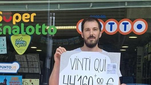 Un fortunato vincitore ha ottenuto 48mila euro con una giocata da 20 euro al lotto a Sarnano. La tabaccheria di Alessio Valentini è stata protagonista della festa in paese.