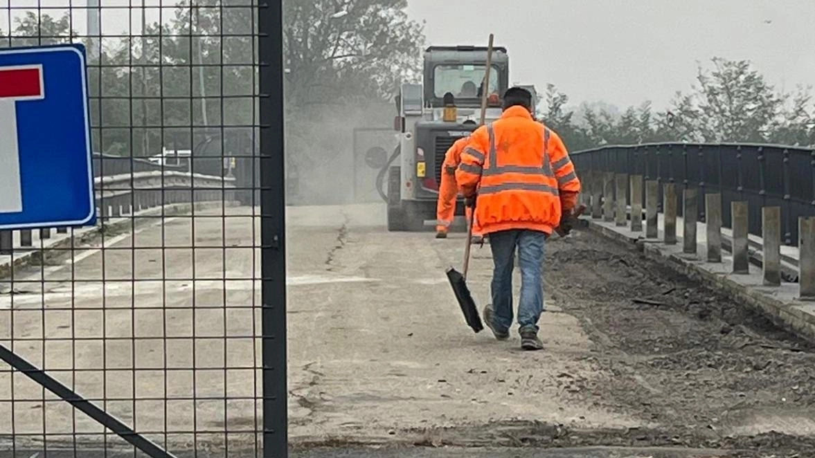 Ponte vecchio, via all’asfaltatura. L’attesa  riapertura è più vicina