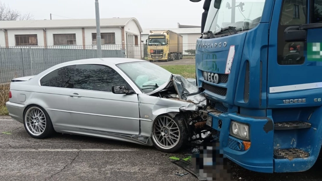 Lo schianto tra auto e camion a Codisotto