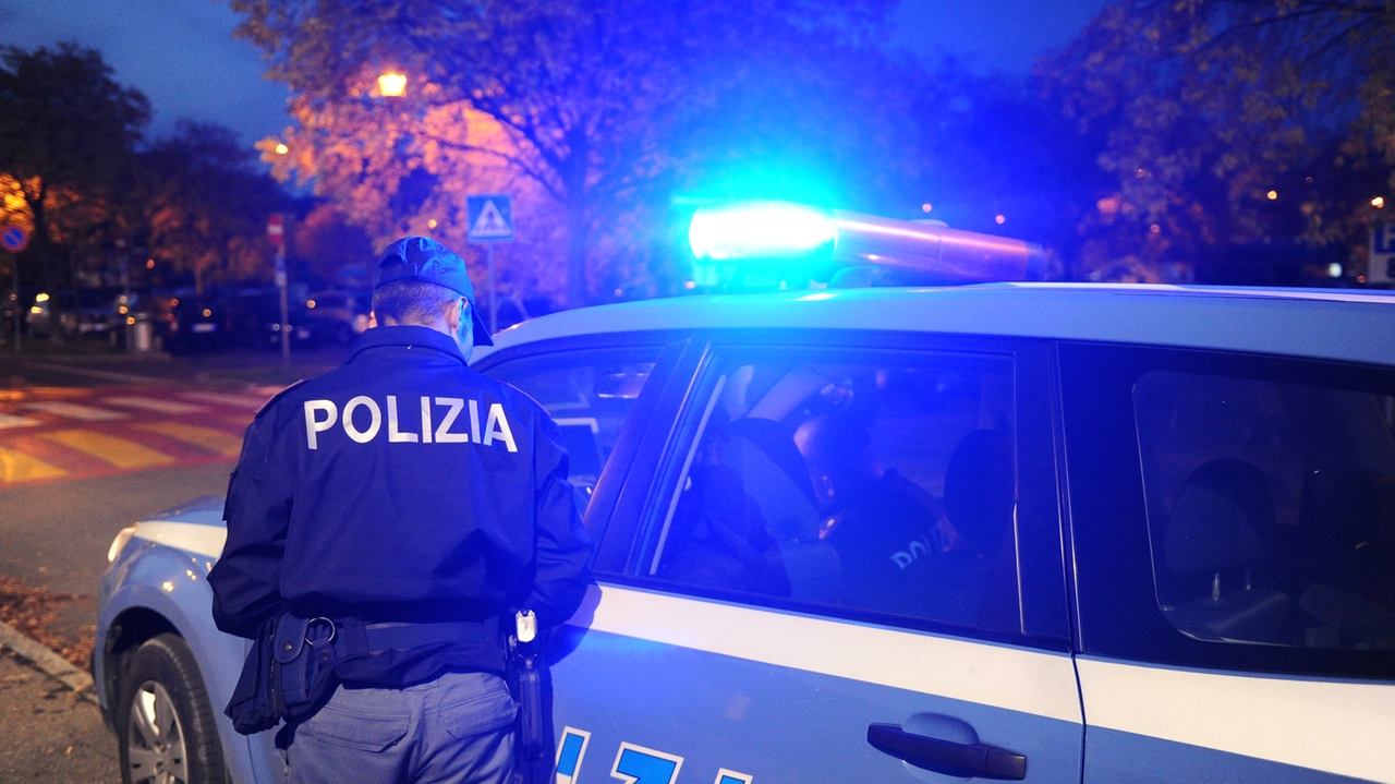 La polizia ha intercettato i due giovani ladri di profumi che erano entrati in un negozio del centro a Reggio Emilia