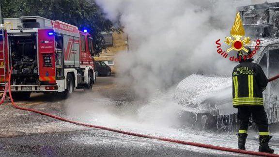 Incendio a Macerata, autocarro frigorifero va a fuoco: traffico in tilt in città