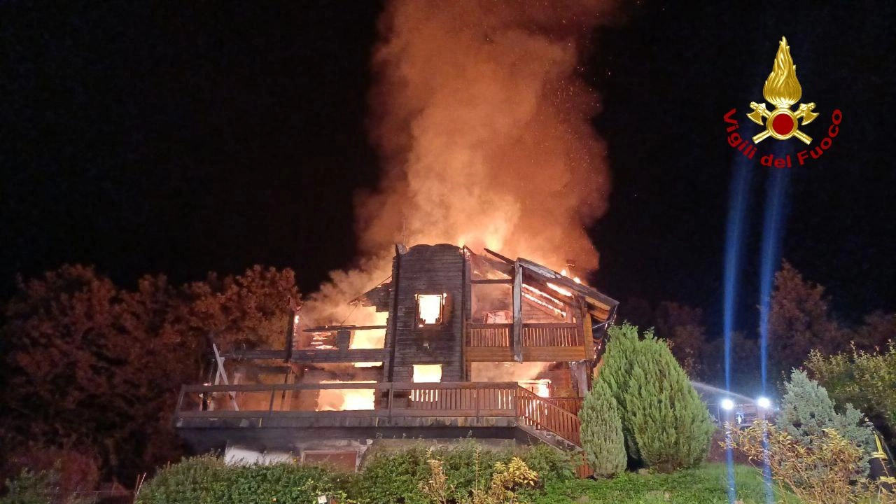 Incendio a San Bendetto Val di Sambro, nel bolognese, distrugge un casale