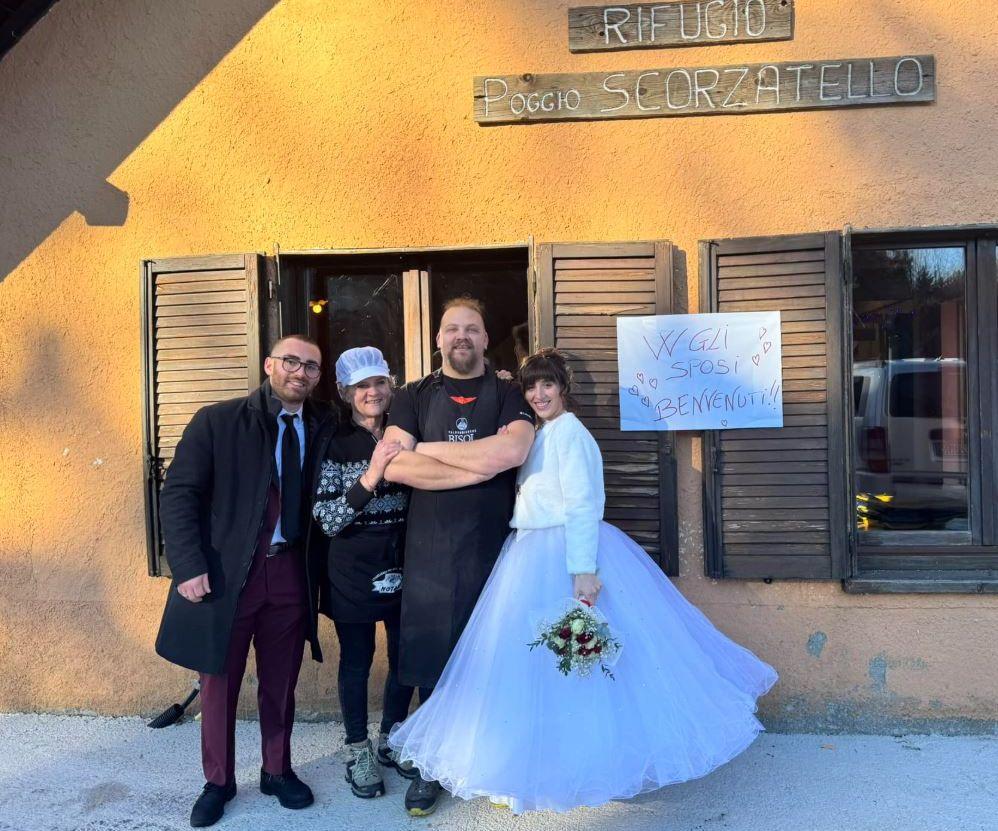 Matrimonio ad alta quota: gli invitati raggiungono il rifugio con gli sci e la motoslitta