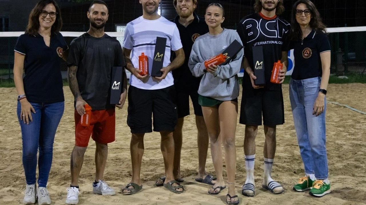 Nel primo torneo di beach volley a San Severino, organizzato dall'associazione Farmacisti volontari di Macerata, tre squadre sono state premiate. Il ricavato sosterrà azioni di solidarietà. Presenze importanti per le premiazioni.