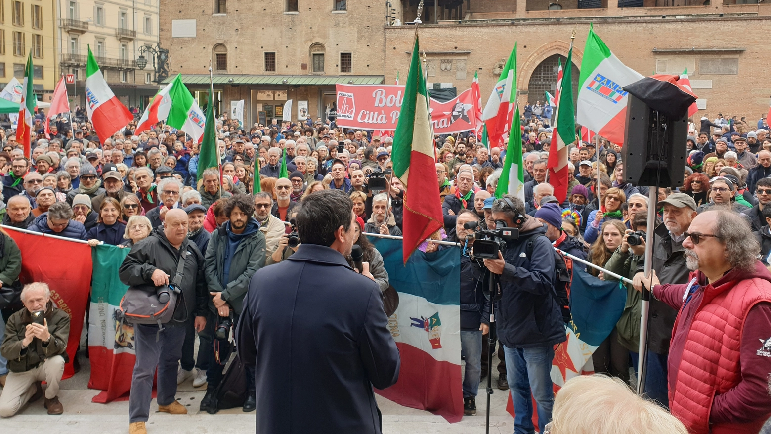 Circa cinquecento le persone in piazza Nettuno alla manifestazione voluta dall'Anpi (Foto Dire)