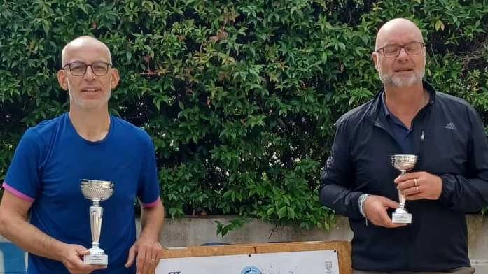 I veterani del Tennis Club Cingoli trionfano nel campionato regionale Over 50 e 55, con Ottobri e Giovagnoni che conquistano i titoli individuali. Un esempio di successo per i giovani della Scuola tennis.