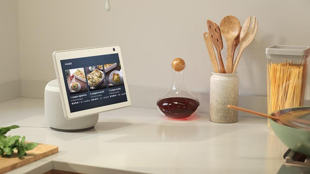 Il tuo assistente smart si muove con te: Echo Show 10, tuo con il 22% di sconto su Amazon