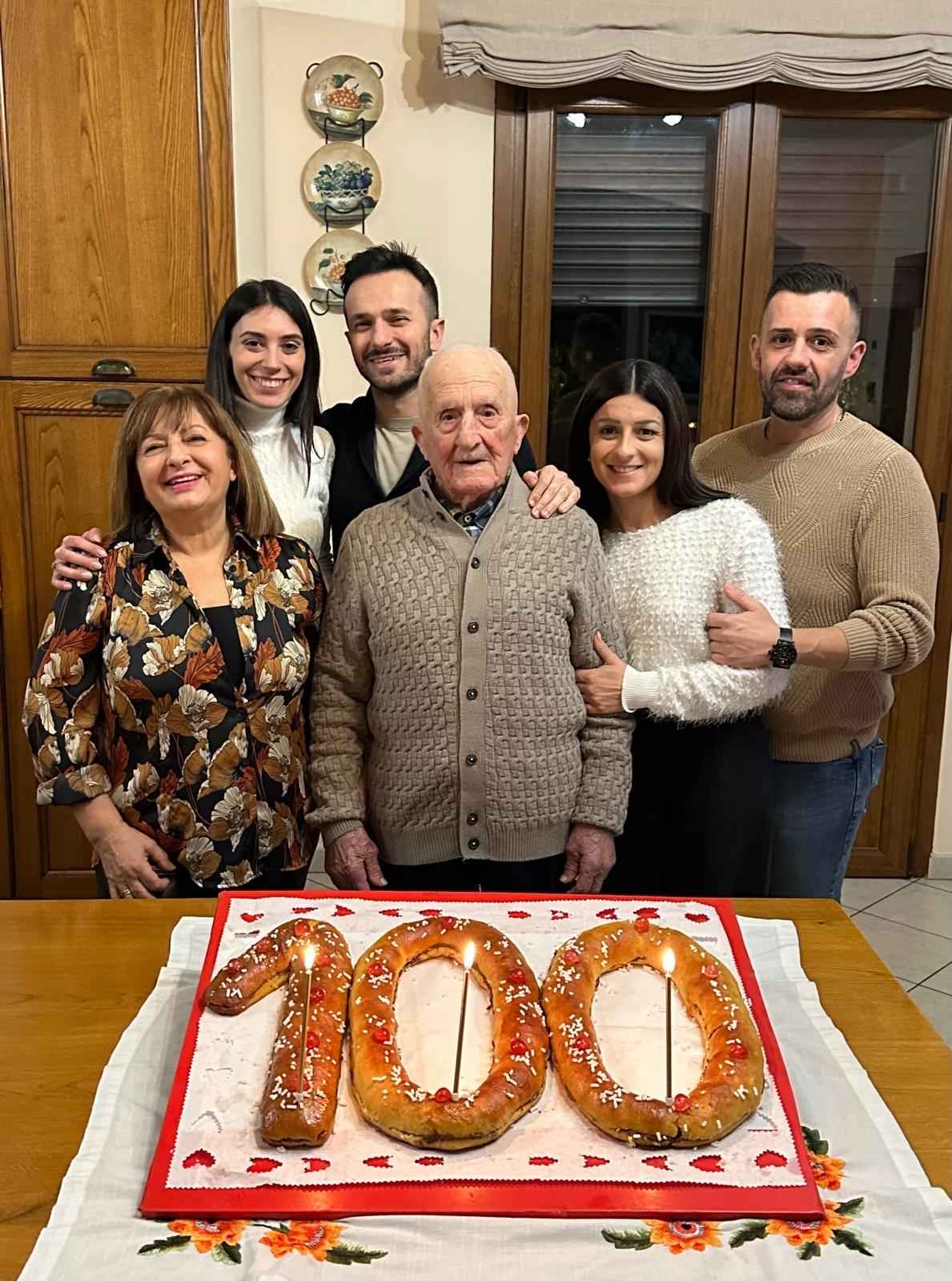 Festa per il centenario Giovanni Frattari. Il segreto: niente medicinali, un buon caffè e un bicchiere di vino