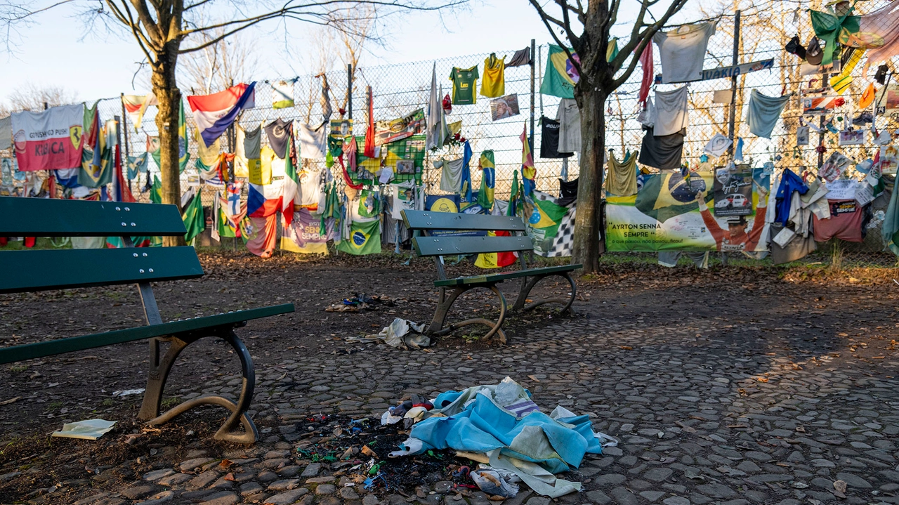 I resti di alcune bandiere vandalizzate nel parco delle Acque Minerali