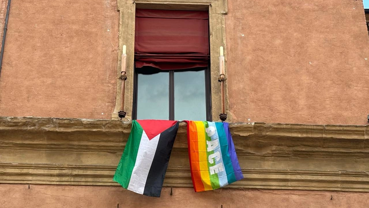 Le bandiere della Palestina e della Pace di fronte a Palazzo D'Accursio. La seconda aggiunta dopo le polemiche